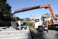 Obras começam na rua Timbó - Colocação da pré-laje na ponte da rua Orleans - Fotografo: Rogerio da Silva - Data: 06/05/2013