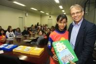Na manhã dessa quarta-feira (09/04), os nove alunos do projeto Aluno Guia, premiados pelo concurso Todos Por um Trânsito Melhor, receberam um kit escolar e tomaram café com o Prefeito Carlito Merss. Flávia Rafaela Machado da Escola Sadalla Amin Ghanem - Fotografo: Kátia Nascimento - Data: 09/05/2012