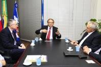 Prefeito Carlito Merss (centro) recebeu nesta quarta (7/3) a visita do presidente mundial da empresa náutica norteamericana Brunswick, Dustan McCoy (E), e do presidente na América Latina, William Gress (D). Empresa está instalando unidade em Joinville. - Fotografo: Mauro Schlieck - Data: 07/03/2012