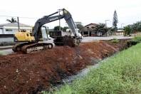 Obras no Jardim Paraíso - Limpeza de vala na rua Plutão - Fotografo: Rogerio da Silva - Data: 17/05/2013