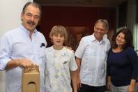 Durante passagem por Joinville o ministro da Ciência, Tecnologia e Inovação, Aloisio Mercadante, recebeu do jovem Gabriel Kricheldorf Arnhold e de usa mãe Débora uma orquídea Laélia Purpurata Virginalis Gabriel - Fotografo: Mauro Artur Schlieck - Data: 12/11/2011
