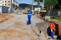 A Seinfra está na fase final das obras de drenagem e colocação de base na rua Juliano Busarello, ao lado do Redidencial Trentino I e II, do programa “Minha Casa, Minha Vida”, bairro Boehmerwald - Fotografo: Ruy Ferrari - Data: 08/11/2011