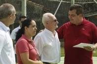 O presidente da Felej, Jorge Nascimento, entrega aos familiares de Nériton Gladmir Rodrigues cópia do decreto que deu nome à praça - Fotografo: Katia Nascimento - Data: 20/10/2012