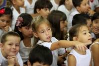 Imagens da cerimônia de entrega das reformas na Escola Municipal Pedro Ivo Campos, bairro Costa e Silva, nesta quinta-feira (15/3). Mais cinco salas de aula foram construídas. - Fotografo: Kátia Nascimento - Data: 15/03/2012