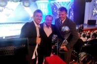 	Nesta segunda-feira (05/12) o prefeito Carlito Merss e o presidente da FELEJ, Jorge do Nascimento estiveram em São Paulo e receberam as premiações referentes ao JEC, Campeão Brasileiro 2011na Série C. Na foto, jogador Ricardinho, técnico Arturzinho e Osni Fontan - Fotografo: Divulgação/FELEJ - Data: 06/12/2011