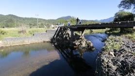 Prefeitura realiza reforma da ponte na estrada Blumenau - Fotografo: Rogerio da Silva - Data: 02/05/2016