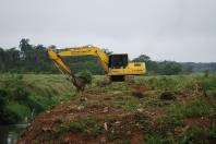 Obras de drenagem no leito e nas margens do Rio Paranaguamirim deverão reduzir os problemas das cheias naquele bairro. A limpeza das margens do rio tem como principal objetivo retirar o acúmulo de terra, areia e detritos, liberando espaço para a água - Fotografo: Carlos Brandão - Data: 10/10/2011