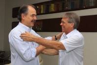 O prefeito Carlto Merss recebeu na sábado (12/11) o ministro da Ciência, Tecnologia e Inovação, Aloisio Mercadante. Depois do café o prefeito mostrou ao ministro o Parque da Cidade - Fotografo: Mauro Artur Schlieck - Data: 12/11/2011
