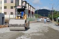 A Seinfra está na fase final das obras de drenagem e colocação de base na rua Juliano Busarello, ao lado do Redidencial Trentino I e II, do programa “Minha Casa, Minha Vida”, bairro Boehmerwald - Fotografo: Mauro Artur Schlieck - Data: 08/11/2011