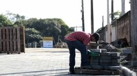 Prefeitura em parceria com moradores realiza pavimentação com lajotas na rua Santo Amaro da Purificação - Fotografo: Rogerio da Silva - Data: 07/06/2016