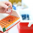 Caixa com doses de vacina contra a Covid-19