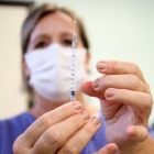 Vacinadora prepara a vacina contra a Covid-19 para ser aplicada