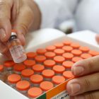 Caixa com ampolas de vacina contra a Covid-19