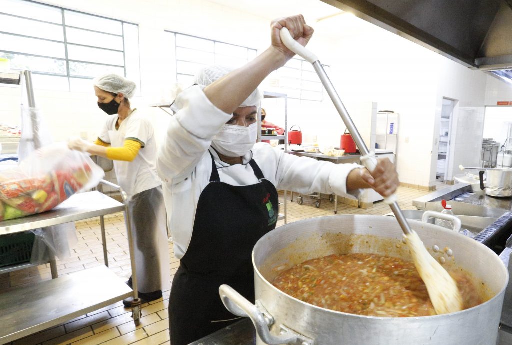 Restaurantes Populares voltam com atendimento presencial nesta segunda