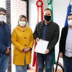 Secretário Jean Rodrigues, vice-prefeita, Rejane Gambin, prefeito Adriano Silva e Flávio Garcia Sartori, diretor da Unisociesc assinam documento