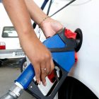 Carro está abastecendo em um posto de combustível