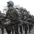 Homens com uniforme do exército participam de desfile cívico