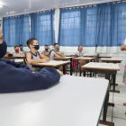 Crianças em sala de aula com professora dando aula