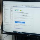 mulher olha para a tela de um computador