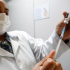 Servidora prepara imunização contra a Covid-19