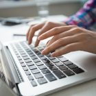 Pessoa trabalha em um notebook