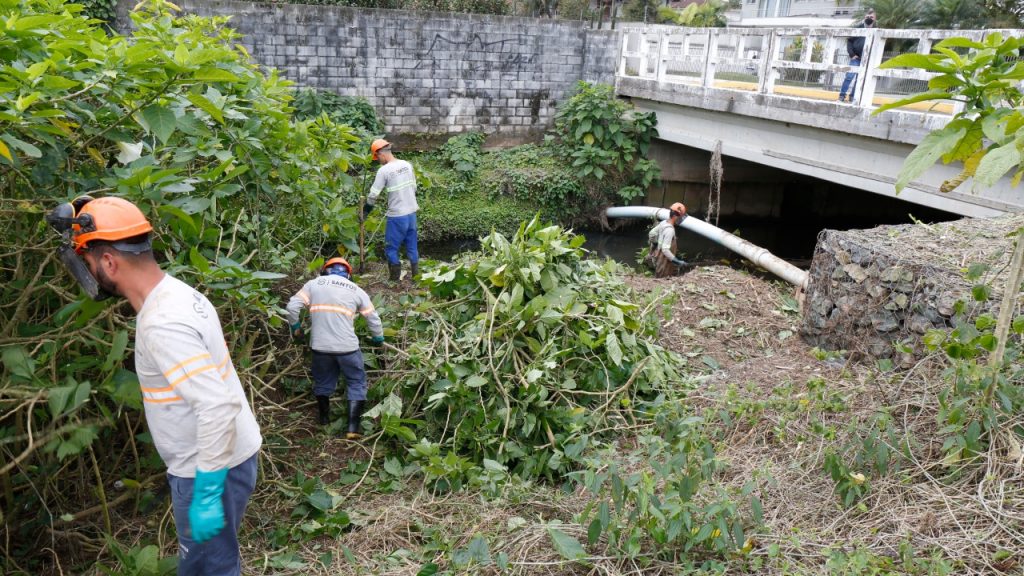 Rio Morro Alto, na rua Timbó, passa por limpeza