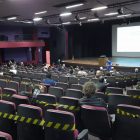 Grupo de pessoas participa de oficina presencial sobre o Simdec no Teatro Juarez Machado