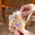 Mulher conta notas de 50 reais
