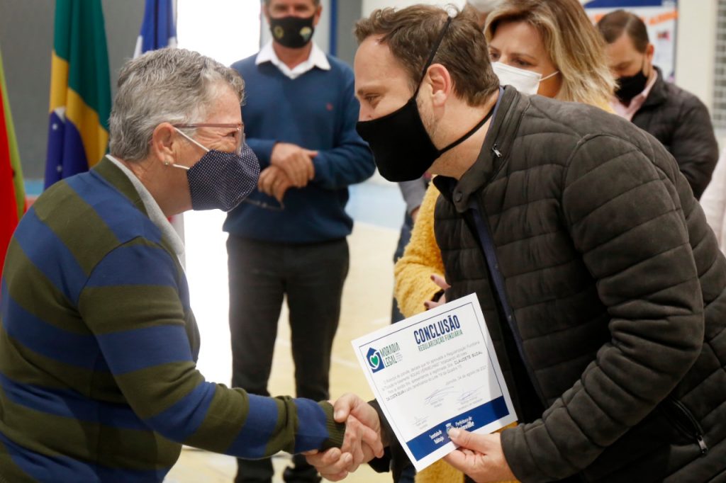 Famílias do Loteamento Águas Vermelhas recebem Certificado de Regularização Fundiária