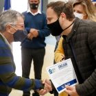 Prefeito Adriano Silva entrega Certificado de Regularização Fundiária para morador do Vila Nova