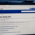 pessoa acompanha site de divulgação do Simdec