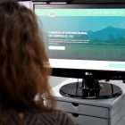 Mulher acessa o site sobre turismo rural