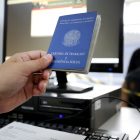 Homem é atendido no Cepat em Joinville e foto mostra carteira de trabalho