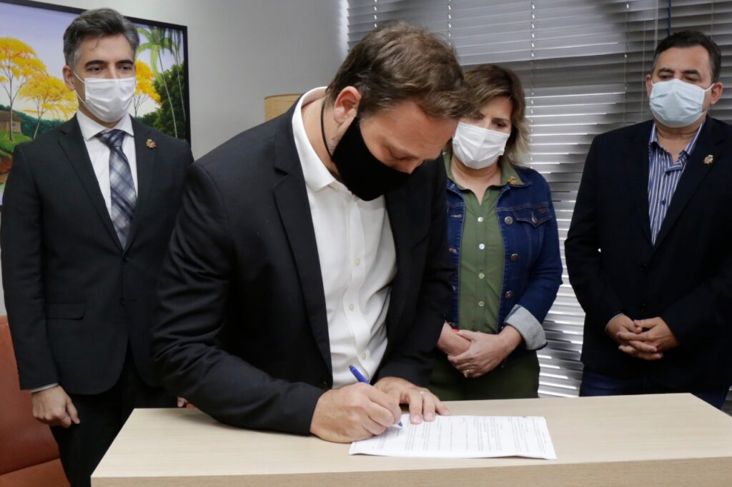 Prefeito Adriano Silva sanciona lei que regulamenta a Reforma da Previdência dos servidores municipais de Joinville