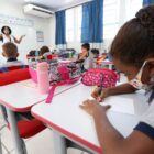 alunos participam de aula presencial