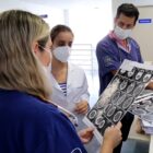 Profissionais da saúde avaliam exame neurológico