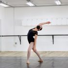 Bailarina de clássico se apresenta em sala espelhada