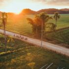 Ciclistas pedalam em estrada na área rural de Joinville