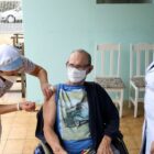 Idoso recebe dose de reforço da vacina contra Covid 19