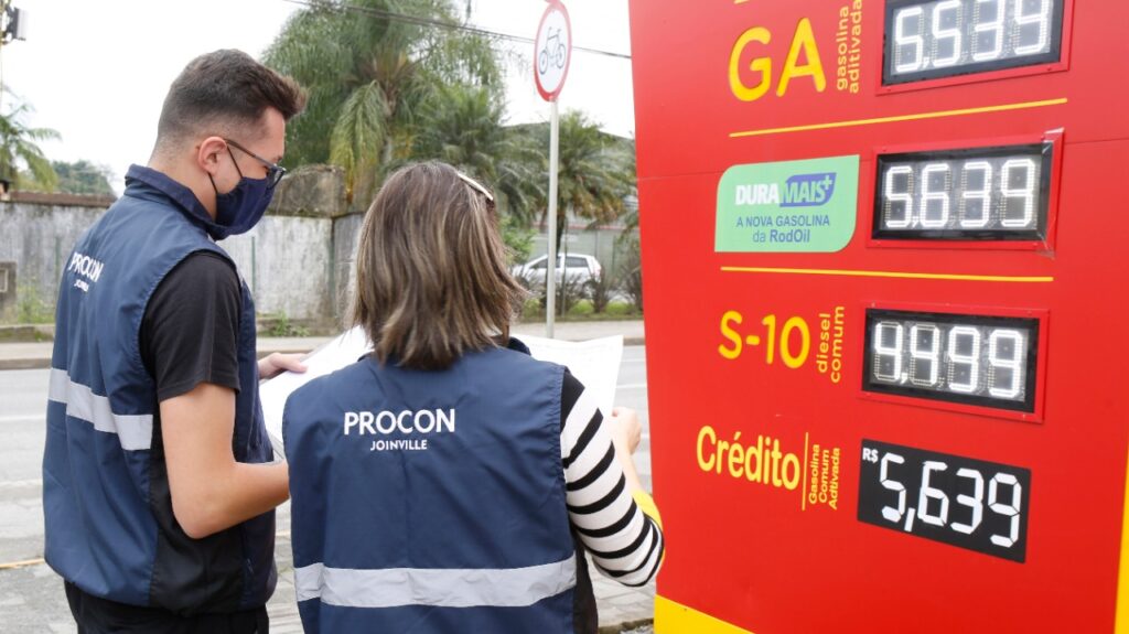 Procon fiscaliza postos de combustível em Joinville