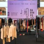 Peças de roupas expostas em araras para serem vendidas