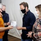 Servidor aposentado recebe homenagem do prefeito de Joinville Adriano Silva e da vice-prefeita Rejane Gambin