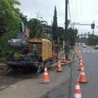 Máquina trabalha na rua Blumenau