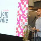 Prefeito Adriano Silva discursa em evento de lançamento da marca Cidade de Joinville.