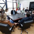 Equipe da Prefeitura reunida em torno de uma mesa para discutir regularização de ambulantes