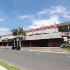 Rua inácio bastos e ao fundo a fachada da Arena Joinville