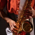 músico toca saxofone