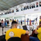 Pessoas em roda fazem apresentação de música para marcar o Setembro Amarelo