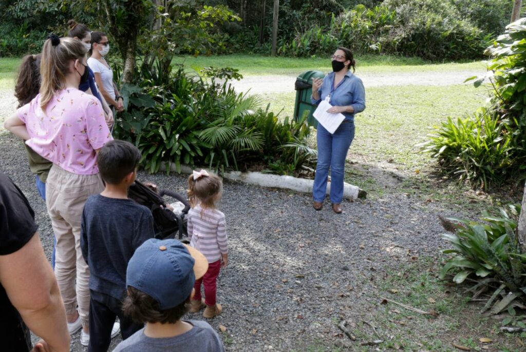 Trilha guiada no Parque Caieira leva participantes a se conectarem com a natureza