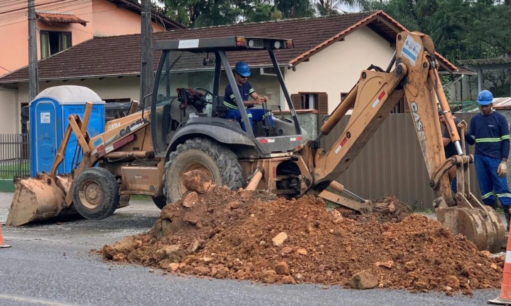 Águas de Joinville realiza obra neste domingo na rua Minas Gerais